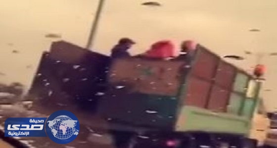بالفيديو.. عمال يحتمون من الأمطار أثناء نقلهم في «شاحنة مكشوفة»