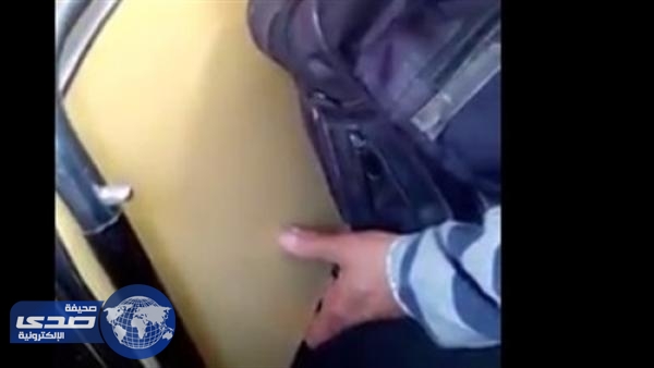 بالفيديو.. عجوز يتحرش بفتاة في ميكروباص