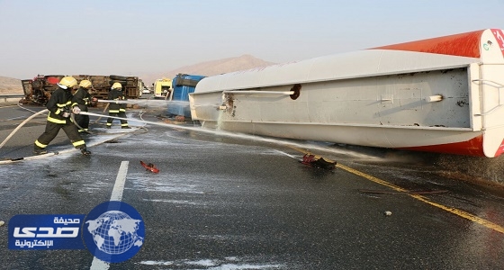 انقلاب صهريج نقل مواد بترولية بطريق السيل الطائف السريع