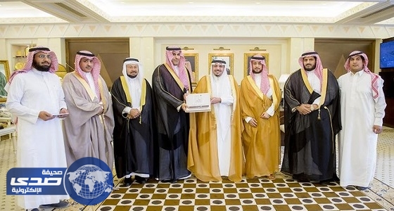 أمير القصيم يستقبل رئيس وأعضاء لجان التنمية الاجتماعية في مكتبه