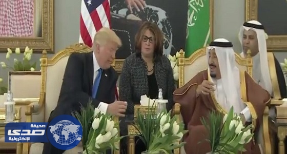 بالفيديو.. خادم الحرمين يوضح للرئيس الأمريكي معنى هز فنجان القهوة
