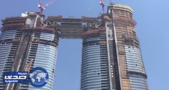 بالفيديو .. رفع جسر علوي يربط بين برجين في دبي