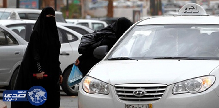 بالفيديو.. ملاسنة حادة بين شابة وسائق تاكسي سعودي بسبب ” مكياجها “