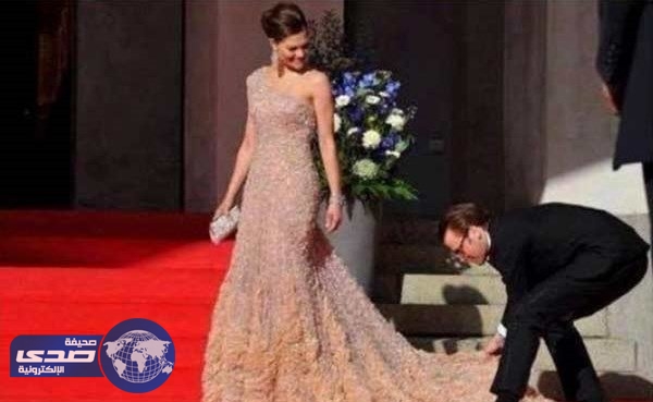 بالصورة.. أمير ينحني بسبب فستان زوجته يشعل مواقع التواصل