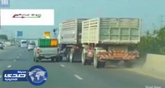 بالفيديو والصور.. حادث مروع بسبب شاحنة مترنحة على الطريق