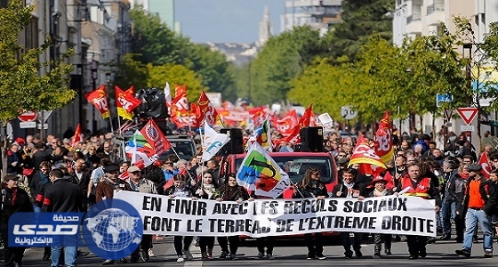 بالفيديو والصور .. تظاهرات واشتباكات في شوارع باريس تزامنا مع عيد العمال
