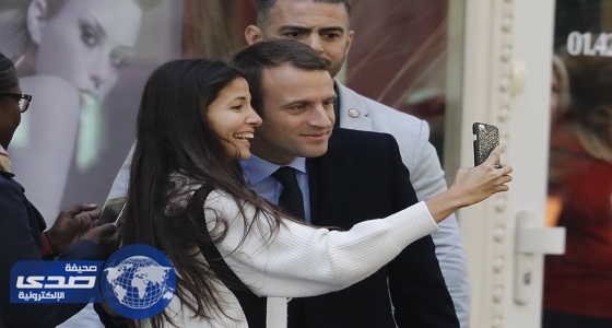بالصور.. الرئيس الفرنسي في صالون «حلاقة» قبل احتفالية الإليزيه