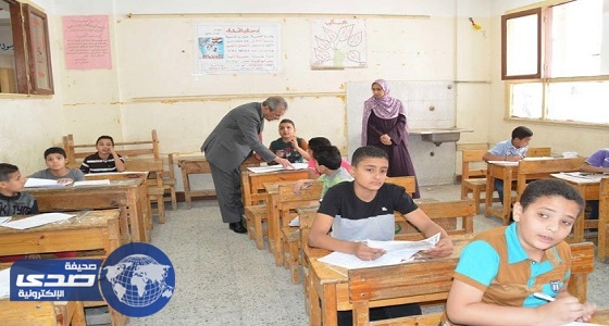 طلاب يؤدون امتحاناتهم «عراة » في عدن «صورة»