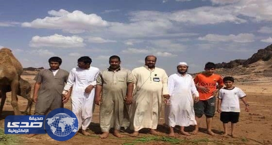 شباب يتطوعون لإنقاذ ناقة وحوارها من السيول بعد اعتذار مدني حائل