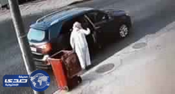 بالفيديو.. لص يلقي التحية لكاميرا مراقبة رصدته أثناء سرقة منزل كويتي