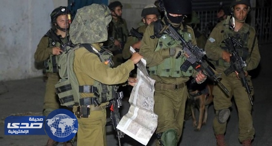 قوات الاحتلال تعتقل فلسطينيين في الضفة