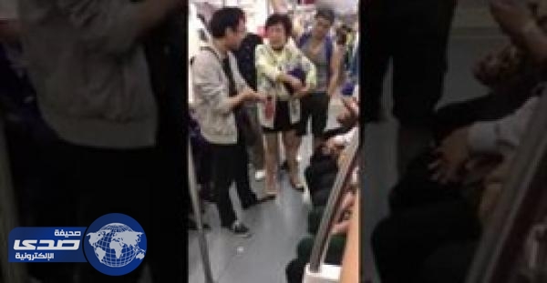 بالفيديو.. عجوز صينية تلقن رجلاً درساً قاسياً لبصقه داخل المترو