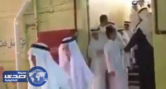 بالفيديو.. معلم يكشف تفاصيل إلباسه غترته وعقاله للطالب مكشوف الرأس