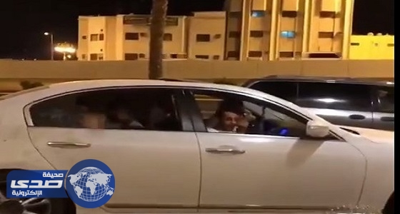 بالفيديو.. فتاة تضرب متحرشين بالآيس كريم