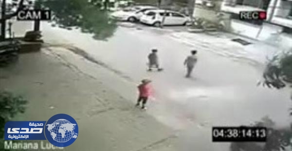 بالفيديو.. لصان يسرقان طفل أثناء لهوه أمام منزله