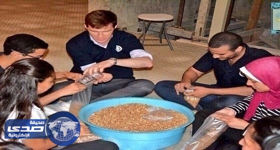 سفير بريطانيا في مصر يشارك في حملة تطوعية لجمع شنطة رمضان