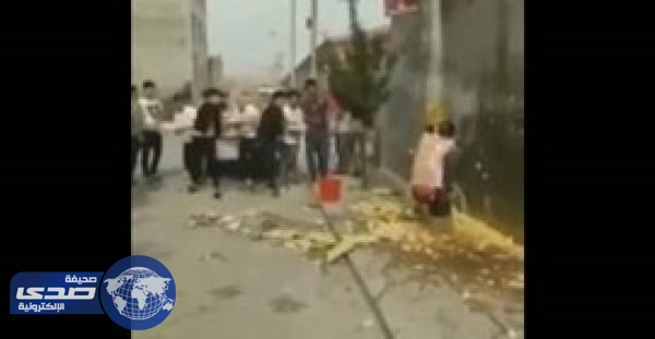 بالفيديو.. مواطنون ينتقمون من بائع بيض فاسد