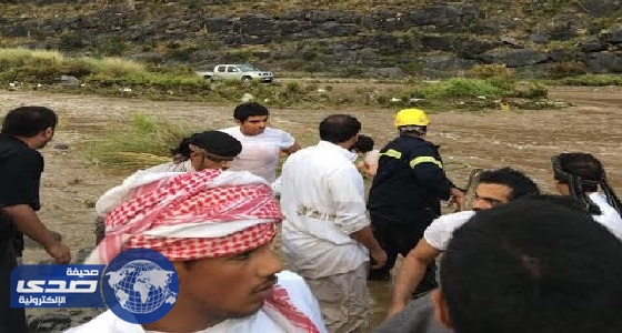 بالصور.. مدني الباحة يباشر احتجاز عائلة في وادي الجانبين بسبب الأمطار