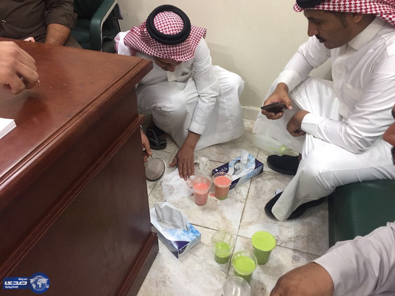 بالصور.. ⁠⁠⁠⁠⁠بلدية اضم تغلق محلاً لبيعه عصائر مخلوطة بالزجاج
