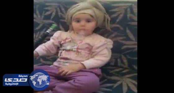 فيديو صادم لأم تشجع طفلتها على تدخين الشيشة