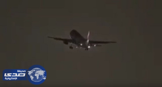 بالفيديو.. الرياح تتلاعب بطائرة في الهواء