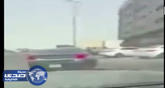 بالفيديو.. شاب مستهتر يتعمد الاصطدام بسيارة من الخلف