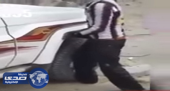 فيديو.. شباب يسيرون على قدم عامل بالسيارة مقابل مبلغ مالي