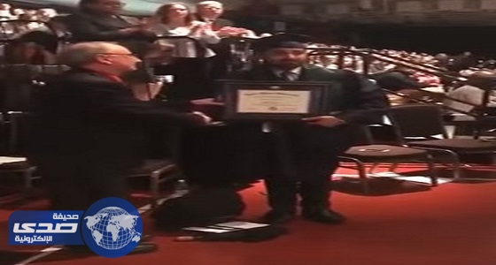 بالفيديو.. مواطن يتسلم شهادة تخرج ابنه المتوفى من جامعة أمريكية