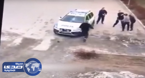 بالفيديو.. شخص يعتدي علي رجال شرطة ويحطم سيارتهم