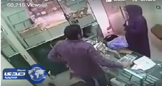 بالفيديو.. امرأة تسرق محل ذهب بخدعة ماكرة