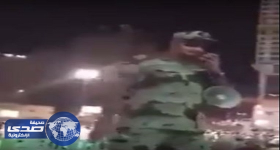 بالفيديو.. رجل أمن يلاطف المعتمرين بعدة لغات بساحة المسجد الحرام