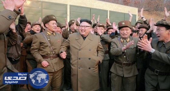 بالصور.. عسكري مسن «يركب ظهر» زعيم كوريا الشمالية