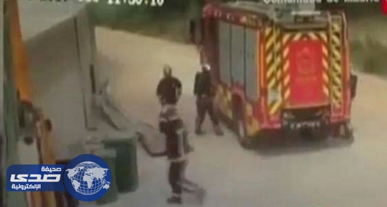 بالفيديو.. انفجار مصنع لمعالجة النفايات بإسبانيا لحظة دخول رجال الإطفاء