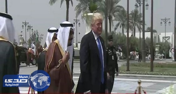 بالفيديو والصور.. الرئيس الأمريكي يصل قصر اليمامة بالرياض