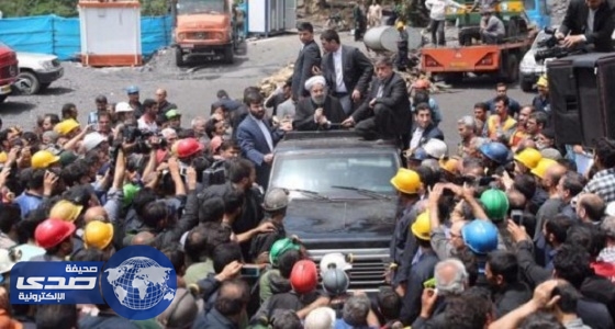 بالفيديو.. محتجون غاضبون يوقفون سيارة الرئيس الإيراني بالقوة