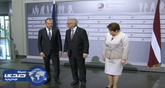 بالفيديو.. رئيس المفوضية الأوروبية يظهر بحالة سكر أمام الكاميرات في مؤتمر جنيف
