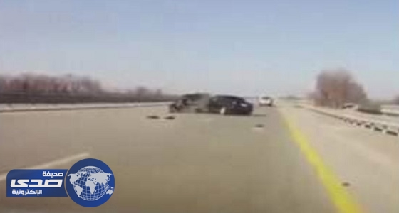 بالفيديو.. حادث مروع لسائق فقد السيطرة علي سيارته بطريق سريع