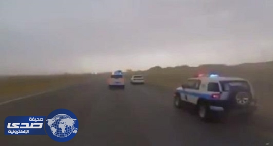 بالفيديو.. مطاردة مثيرة بين شرطة الرياض ومطلوب أمني على أحد الطرق السريعة