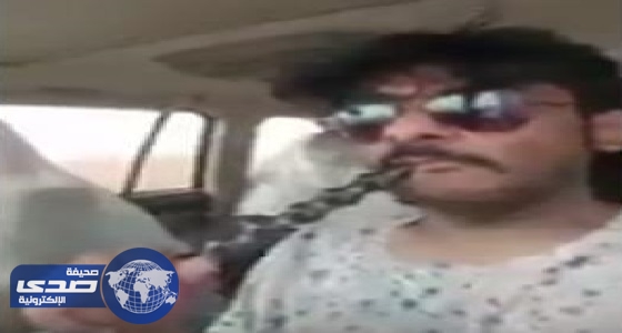بالفيديو.. مواطن يدخن الشيشة أثناء القيادة على طريق «لرين– بيشة»