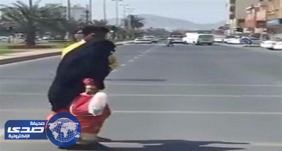 مواطن كويتي يقدم بلاغ ضد مصور فيديو  ” مسنة تعبر الشارع “