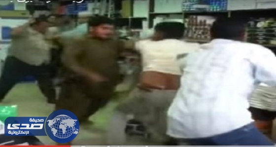 بالفيديو..معركة طاحنة بين عمال باكستانيين داخل محل كهرباء