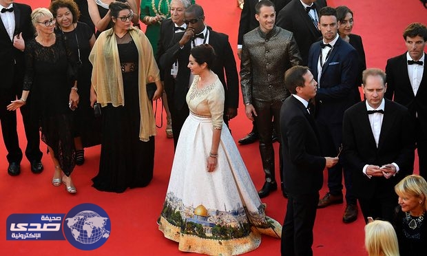 وزيرة إسرائيلية تضع صورة الاقصى والقدس اسفل فستانها