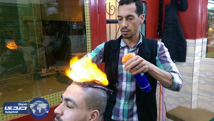 بالفيديو.. حلاق مصري يستخدم النيران لقص شعر زبائنه
