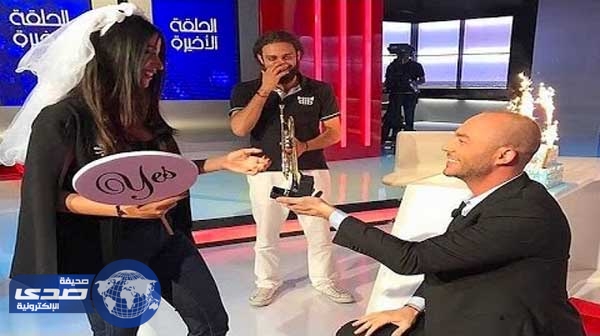 بالفيديو.. مذيع لبناني يطلب يد حبيبته على الهواء