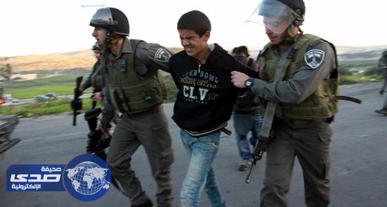 قوات الاحتلال تعتقل طفلا فلسطينيا وتصيب آخر بالضفة