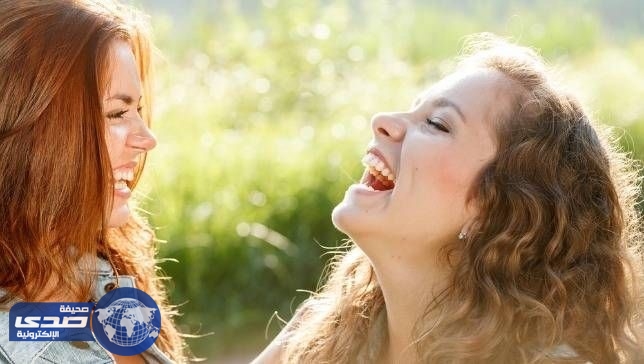 علماء يكتشفون سبب كثرة الضحك والإبتسامات