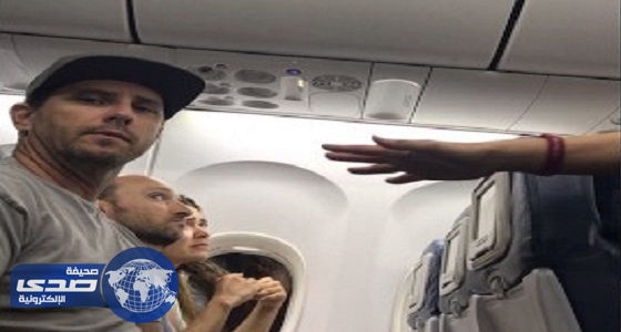 بالفيديو: تهديد راكب بسجنه هو وعائلة على متن طائرة أمريكية بسبب ” مقعد “