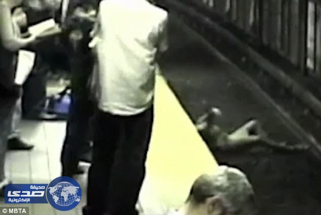 بالفيديو.. فتاة تسقط على قضبان الـ ” مترو ” إثر إصابتها بحالة إغماء