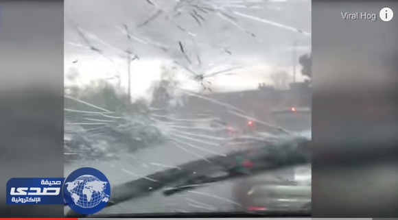 بالفيديو.. احتجاز أم وأطفالها داخل سيارة بسبب عاصفة من البَرَد