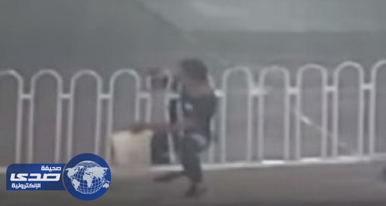 بالفيديو.. صيني يحشر جسده بين القضبان